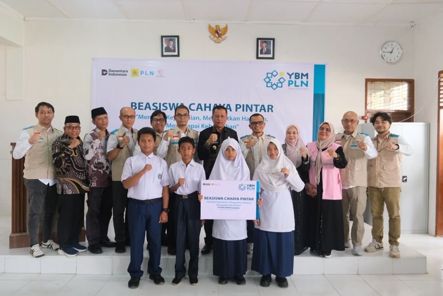 Puluhan Pelajar MTsN 2 Payakumbuh Terima Beasiswa Cahaya Pintar dan Edukasi Bahaya Listrik