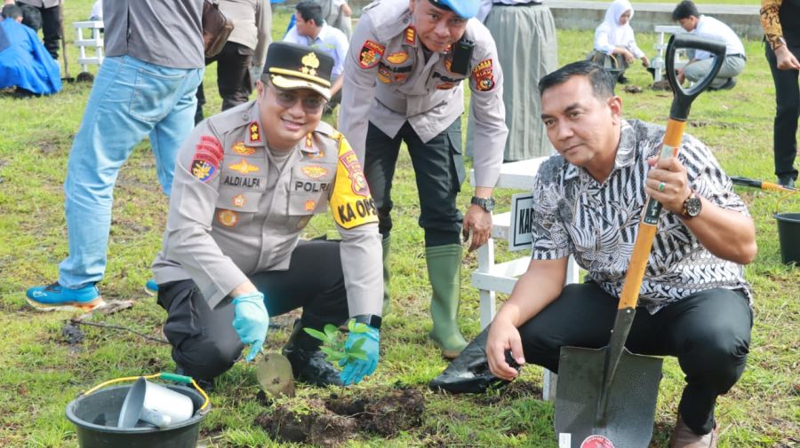 Puncak Peringatan Hari Pohon Sedunia, Kapolres Tanam Pohon Menjaga Meranti Tetap Lestari