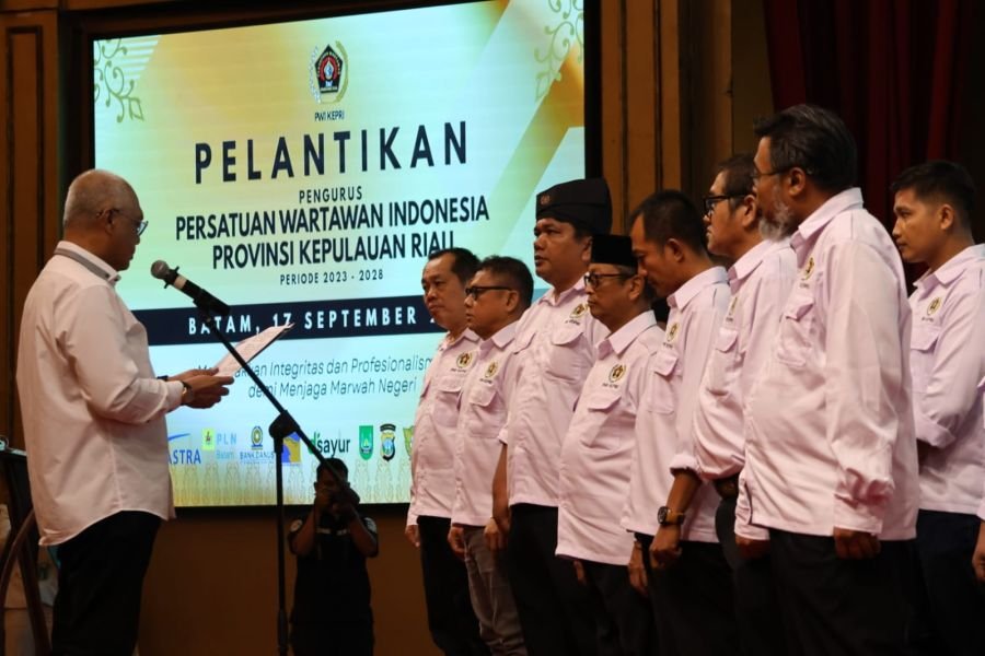 PWI Kepri Dilantik Ulang, Cak Munir Tekankan Profesionalisme Wartawan di Era AI