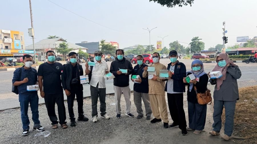 PWI Riau Bagikan 10 Ribu Masker untuk Warga di Tengah Kabut Asap