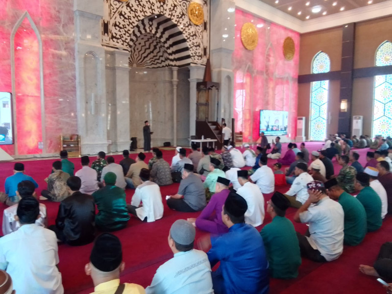 Ratusan Masyarakat Doa Bersama di Masjid Agung Habiburrahman Dumai Islamic Center untuk Palestina