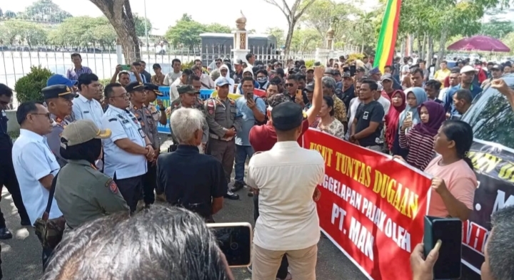 Ratusan Warga Bangun Jaya Geruduk Kantor Bupati, Tuntut PT MAN Angkat Kaki dari Rohul