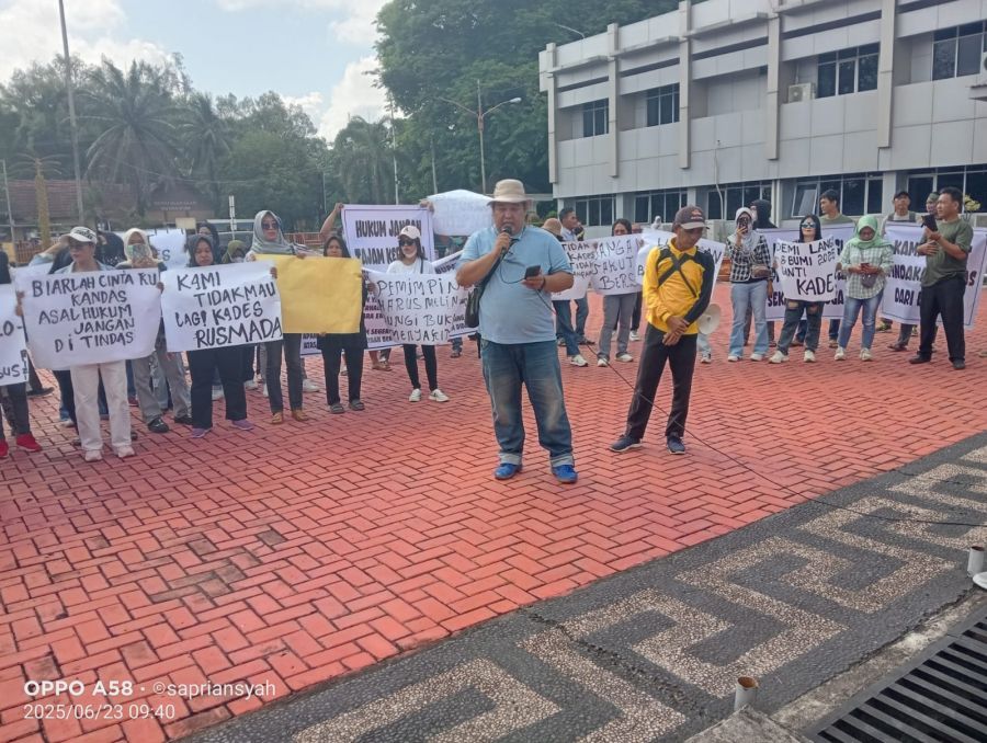 Ratusan Warga Geruduk Pemkab Muara Enim, Desak Kades Jadi Tersangka