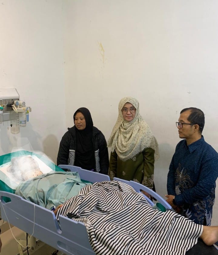 Rektor UIN Suska Riau Jenguk Mahasiswa Korban Penganiayaan di RSUD Arifin Ahmad