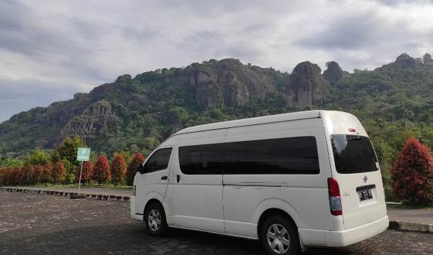 Rentcarwithprivatedriver.com Solusi Transportasi Praktis dan Nyaman