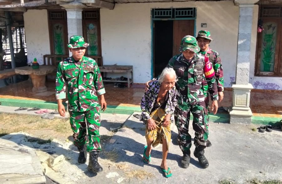 Saat Satgas TMMD 129 Bojonegoro Merangkul Mbah Kasidah Menatap Rumah Baru Anak Tercinta