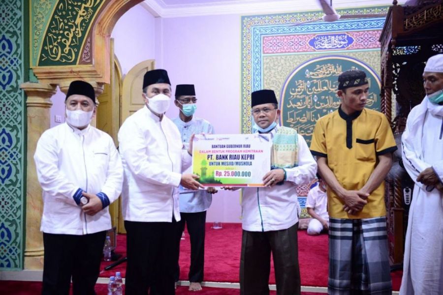 Safari Ramadan, Gubri Serahkan Sejumlah Bantuan di Masjid Ar Rahim