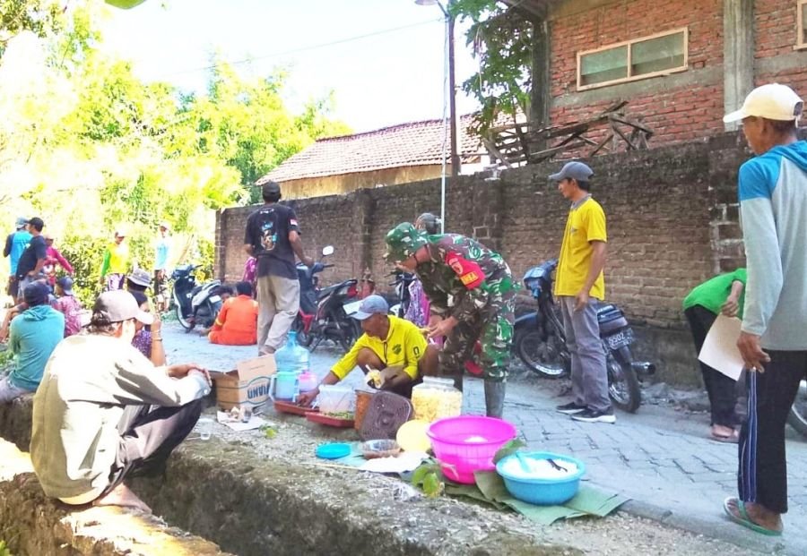 Sajian Hangat Warga Kesongo Mengikat Hati Satgas TMMD 129 Bojonegoro