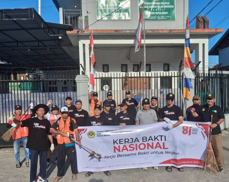  Sambut HUT RI ke-81, LDII Papua Barat Gelar Kerja Bersama Bersihkan Lingkungan