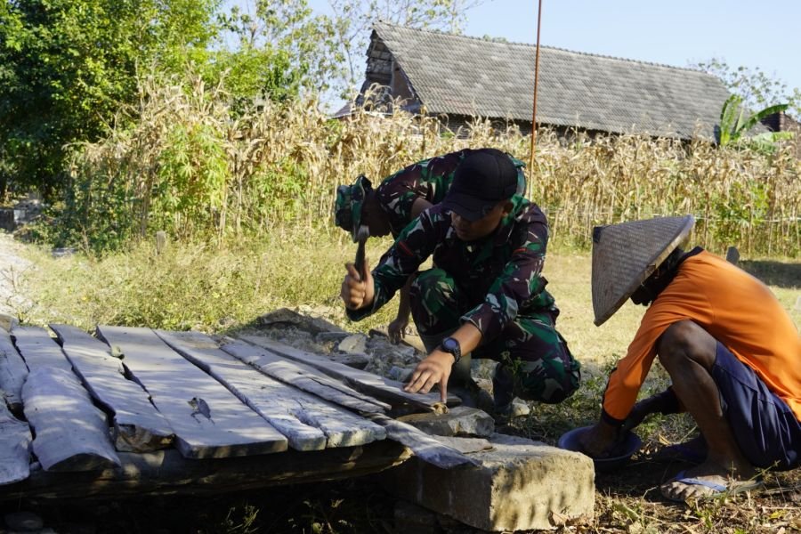 Satgas TMMD 129 Bojonegoro Bantu Benahi Jembatan Warga Kesongo