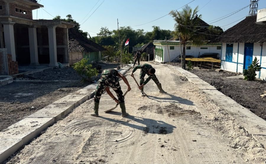 Satgas TMMD 129 Bojonegoro dan Warga Pacu Pembangunan Drainase demi Keawetan Jalan Desa