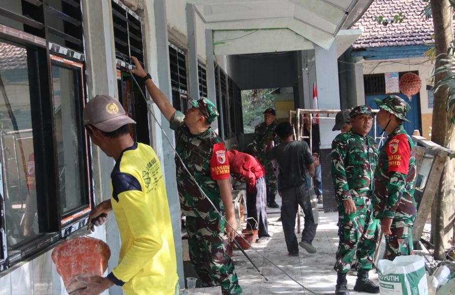 Satgas TMMD 129 Bojonegoro dan Warga Bahu-Membahu Merajut Impian Anak Desa