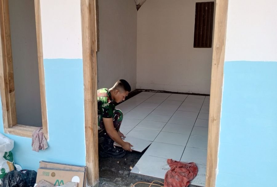 Satgas TMMD 129 Bojonegoro dan Warga Gotong Royong Pasang Keramik di Rumah Ibu Tini