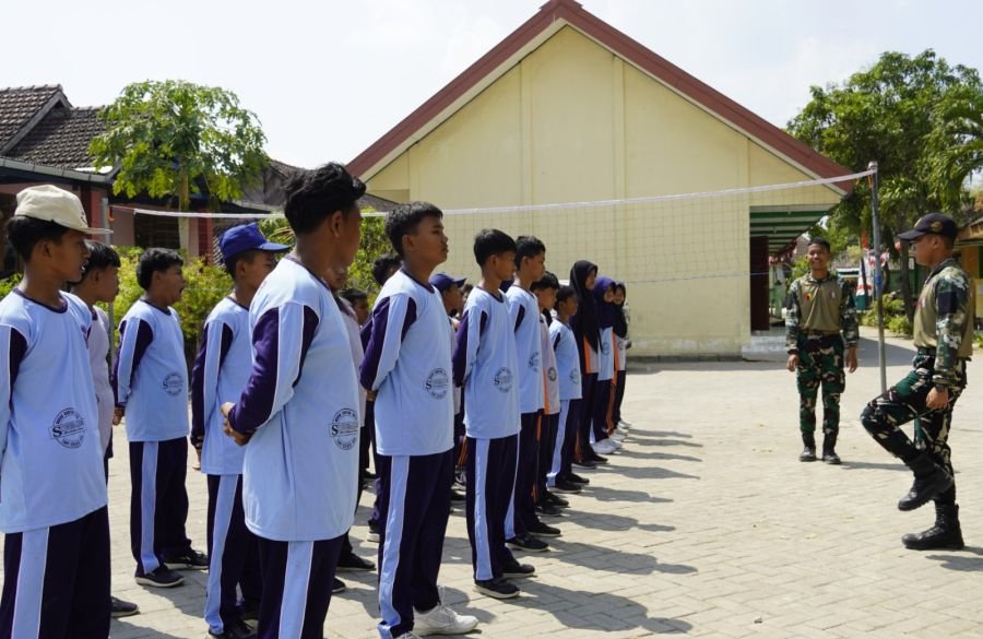 Satgas TMMD 129 Bojonegoro Latih Karakter Siswa SMPN Satu Atap Kesongo