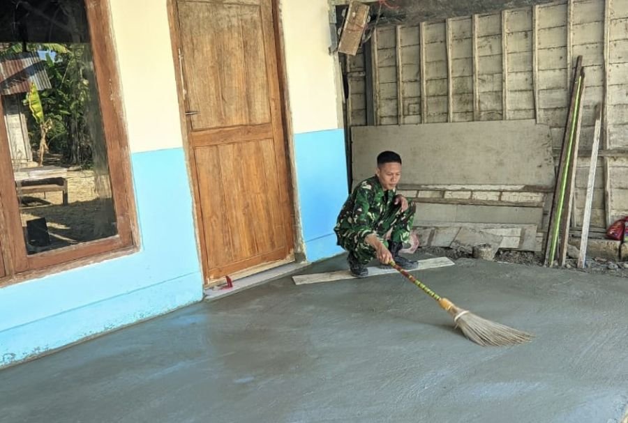 Satgas TMMD 129 Bojonegoro Sulap Sapu Lidi Jadi Tekstur Lantai Aman dan Rapi