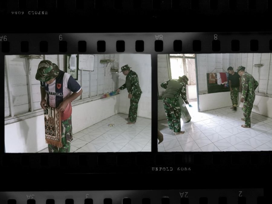 Satgas TMMD 129 Kodim 0813 Bojonegoro Bahu-membahu Bersihkan Tempat Ibadah