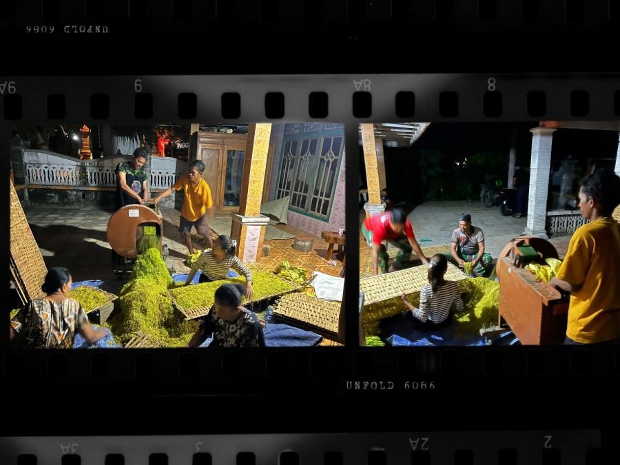 Satgas TMMD Bantu Warga Pasah dan Grajang Tembakau di Sela Ishoma