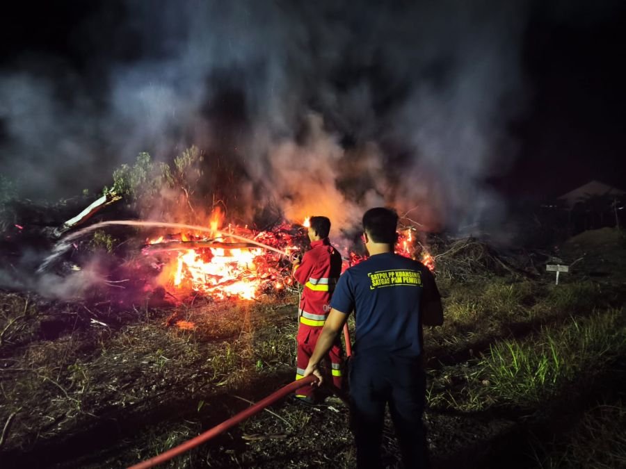 Satpol PP Kuansing Berhasil Padamkan Kebakaran Lahan dalam Dua Jam