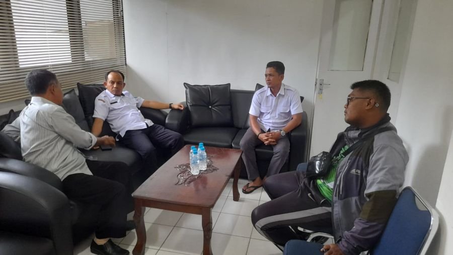 Pengurus Cabor Bridge Kota Sawahlunto Dodi Febrizal bersama pelatih Riyan melakukan Rakor dengan jajaran KONI Sawahlunto di Sekretariat KONI, Rabu (8/4/2026).