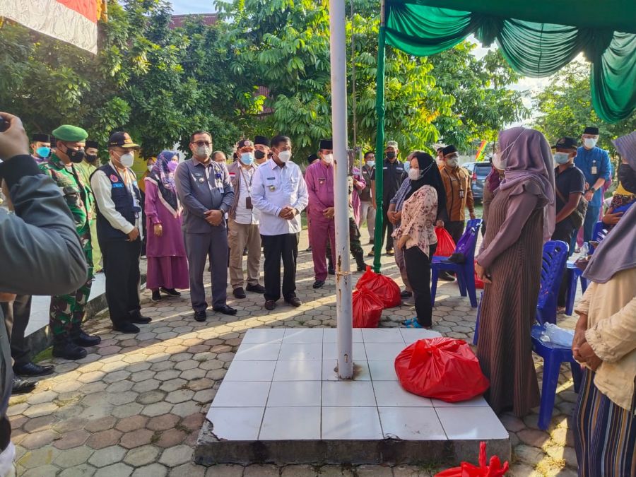 Secara Simbolis, Wali Kota PekanbaruSerahkan Bantuan Sembako Untuk Tiga Kelurahan