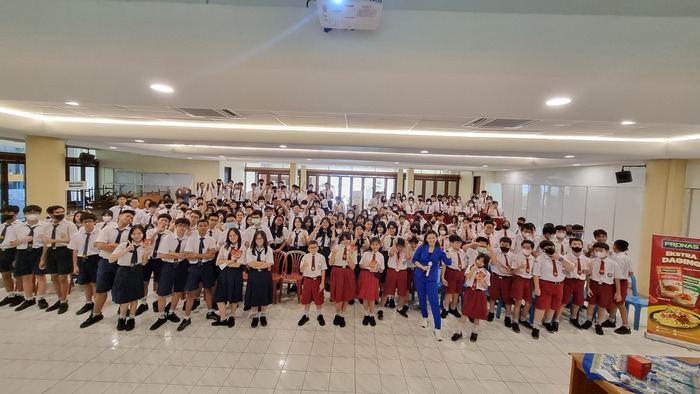 Seminar Public Speaking di SD Santo Lukas 1 & SMP Maria Della Strada bersama Priska Sahanaya