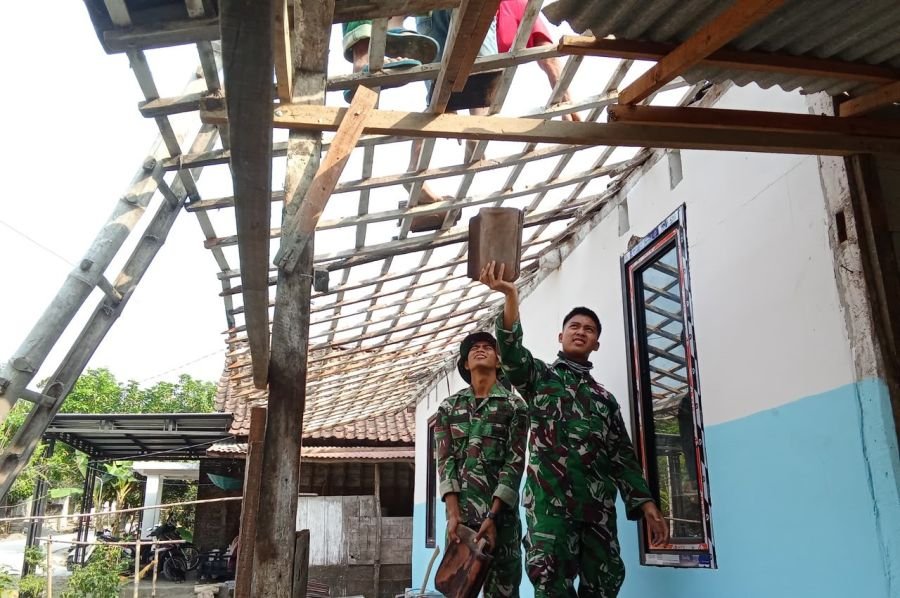 Sentuhan Hangat Satgas TMMD 129 Bojonegoro untuk Rumah Pak Ladi