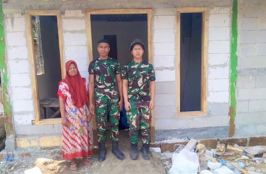 Sentuhan Humanis Satgas TMMD 129 Bojonegoro: Rajutan Asa Baru di Dinding Rumah Ibu Tini