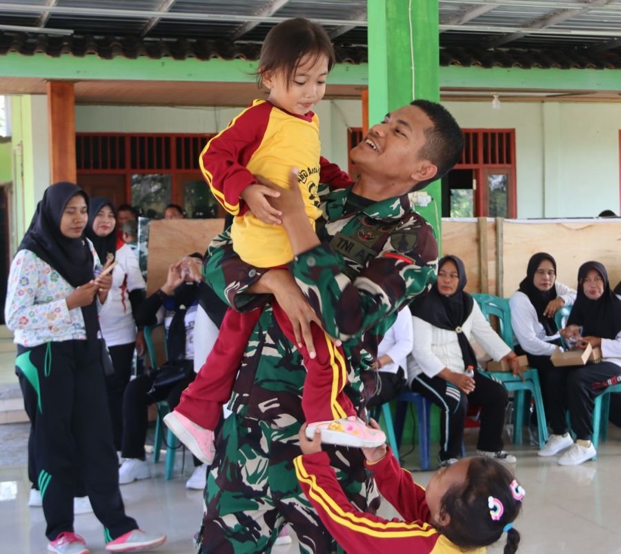 Senyum Polos Anak-Anak Kesongo, dan Sentuhan Hangat Anggota Satgas di Sela TMMD 129 Bojonegoro