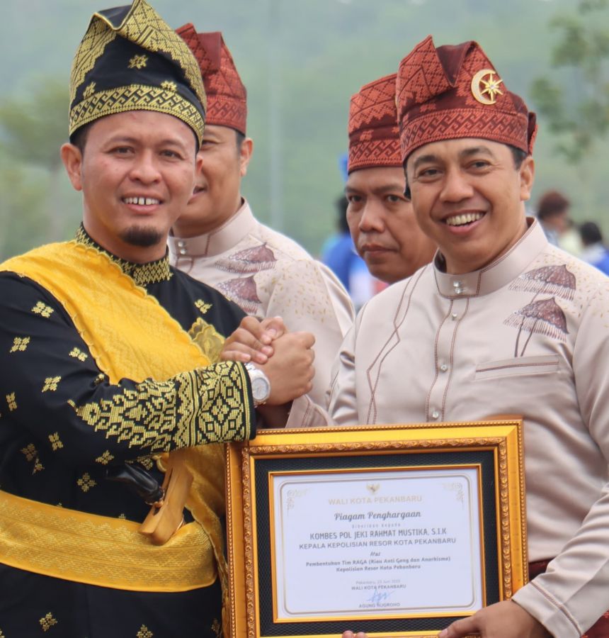 Sukses tim RAGA Atasi Pungli Sampah, Kapolresta Pekanbaru Terima Penghargaan dari Wako