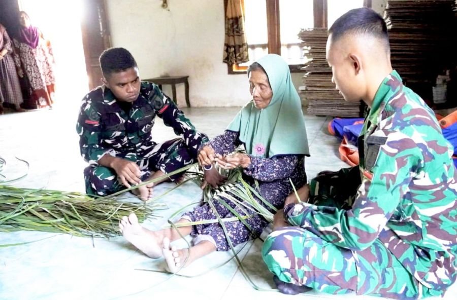 Telaten Menganyam Janur: Potret Kemanunggalan Satgas TMMD 129 Bojonegoro di Kesongo