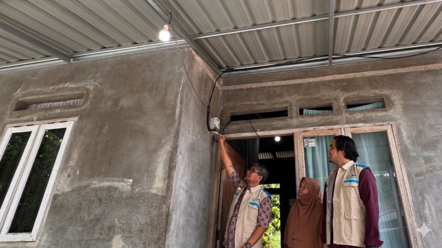 Terang Idulfitri di Rumah Bu Sarina, Dari Numpang Listrik Kini Mandiri Bersama PLN