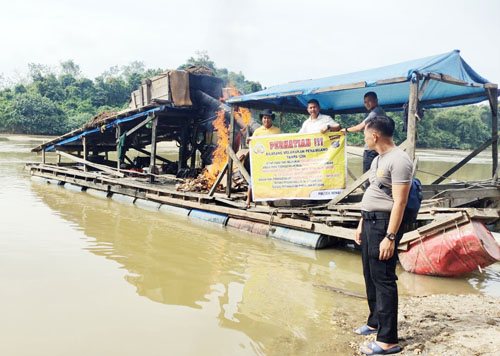 Tertibkan PETI di Aliran Sungai Kuantan, Personel Polsek Benai Laksanakan Quick Respon Presisi