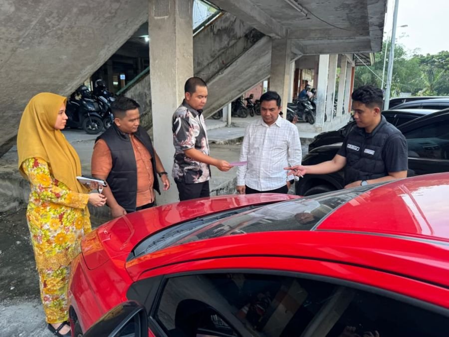 Tim Gabungan Beri Surat Peringatan Bagi Pengendara Penunggak Pajak di pusat Perbelanjaan