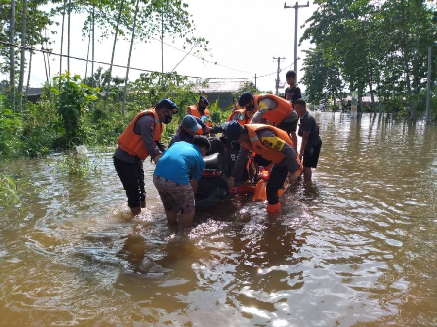 Tim SAR Brimob Riau Bantu Evakuasi Barang Warga Akibat Bencana Banjir