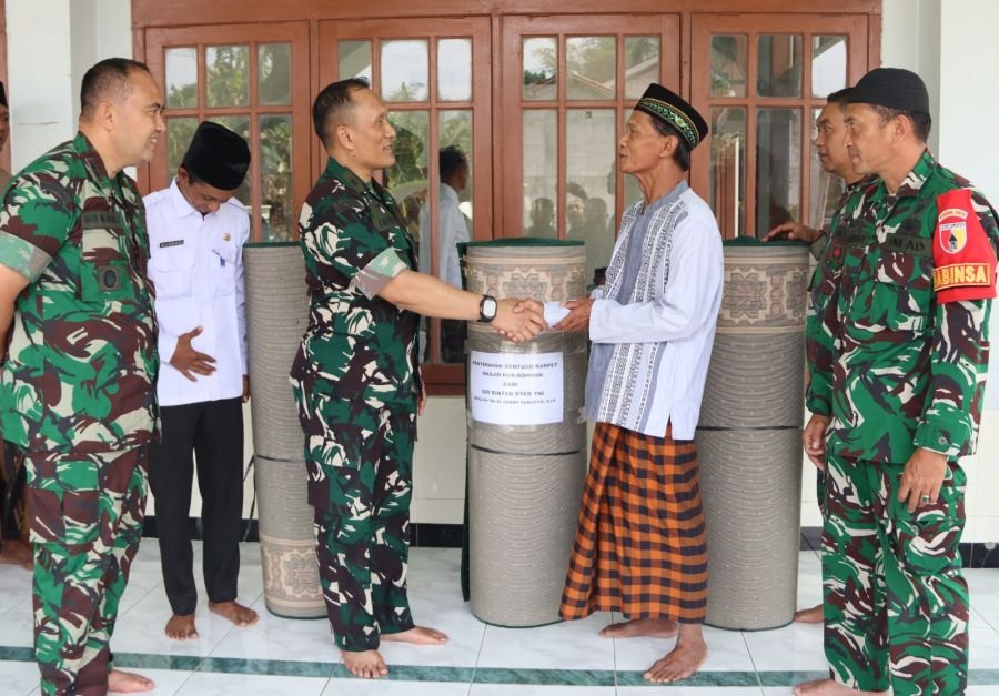 Tim Wasev TMMD 129 Bojonegoro Salurkan Bantuan Karpet Tempat Ibadah 