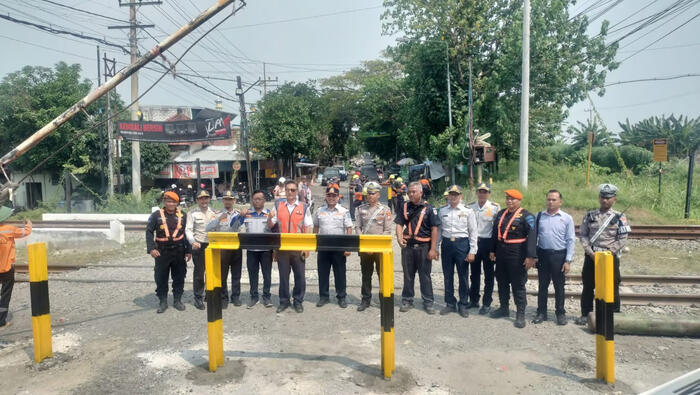 Tingkatkan Keselamatan di Perlintasan, Kendaran Roda 4 Dilarang Melintasi Perlintasan Jl Pahlawan