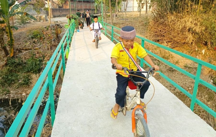 TMMD 129 Bojonegoro Brang Etan: Buat Ibu-Ibu dan Santri Cilik Bernapas Lega