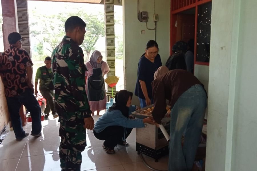 TMMD 129 Bojonegoro Gandeng P4S Latih Ibu PKK Kesongo Buat Roti 