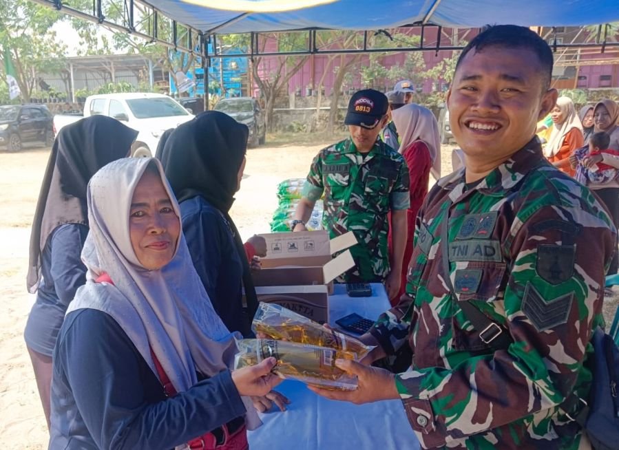 TNI dan Warga Menyatu dalam Bazar TMMD 129 Bojonegoro