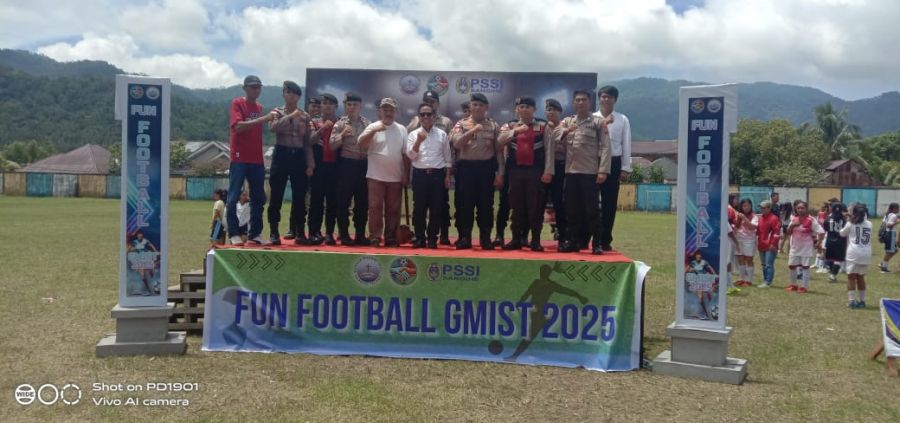 TNI–Polri Jaga Ketat Final Fun Football Perempuan GMIST 2025, Panitia Beri Apresiasi Langsung di Lap