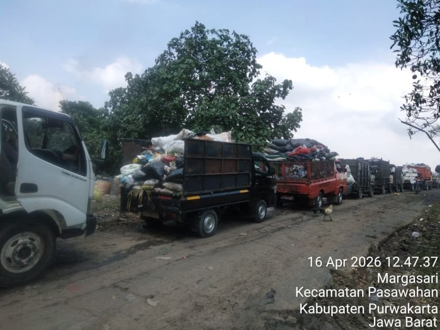 TPA Cikolotok Lumpuh, Antrean Truk Sampah Mengular Dua Bulan