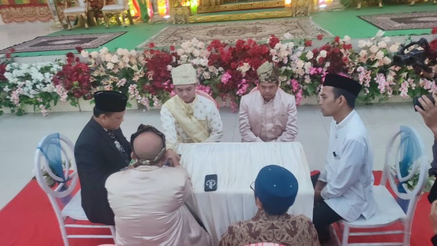 UAS Jadi Saksi Pernikahan Putri Ketua JMSI Riau Dheni Kurnia