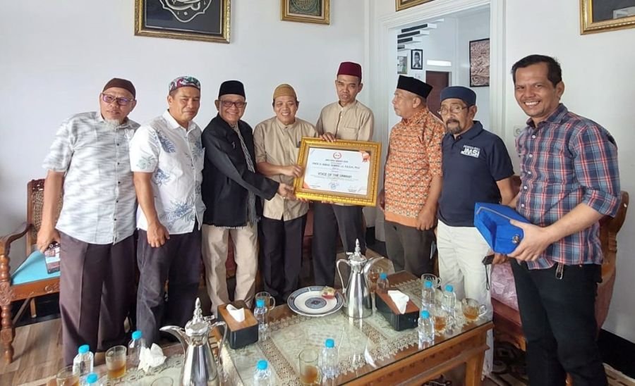 UAS Terima Anugerah Voice of The Ummah dari JMSI Riau