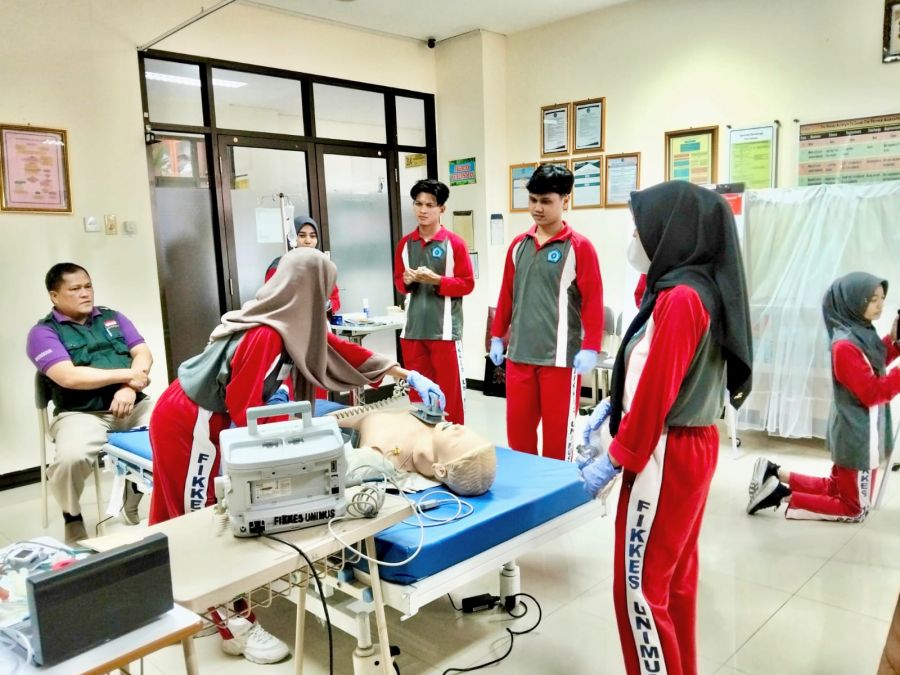 Unimus Latih 100+ Mahasiswa Keperawatan Tangani Gawat Darurat Lewat BTCLS 2025