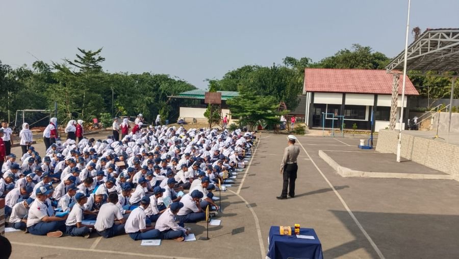 Unit Lantas Polsek Purwakarta Kota Edukasi Tertib Lalu Lintas Saat MPLS di SMKN 3