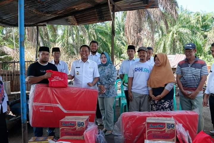 Wakil Bupati H. Sulaiman Didampinggi Istrinya Serahkan Bantuan Korban Kebakaran