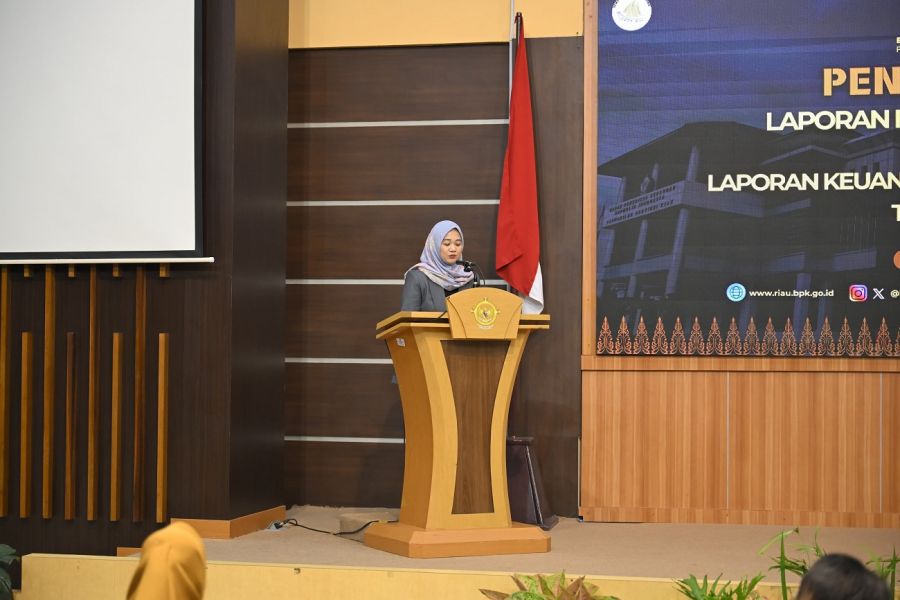 Wakili Ketua DPRD se Riau, Ketua DPRD Rohil Memberikan Sambutan Penyerahan LHP di BPK Riau