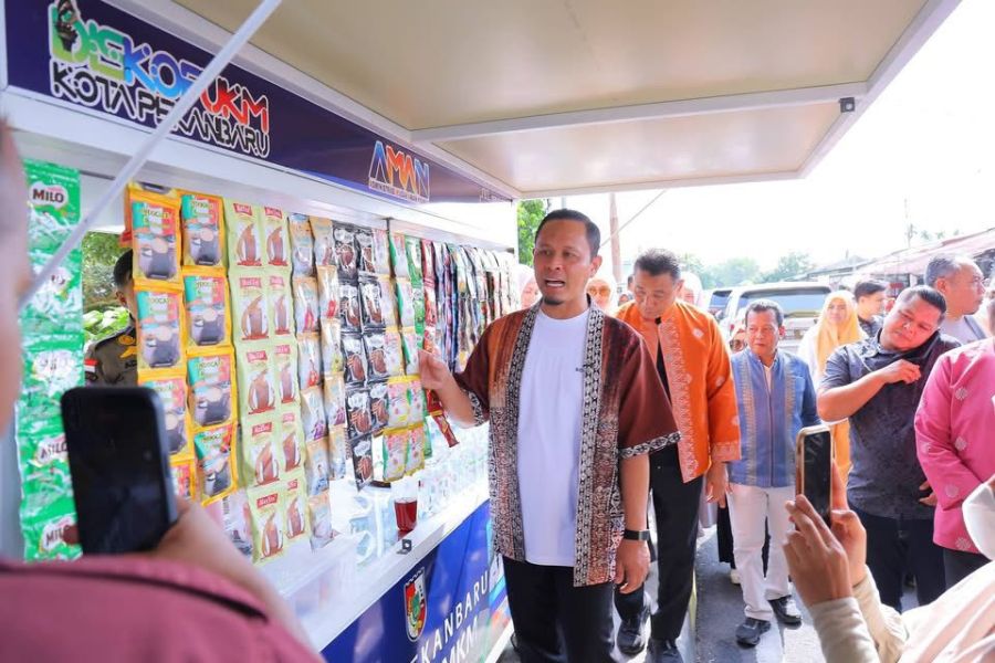 Wako Agung Nugroho Serahkan Gerobak UMKM, Tata Pedagang Tepi Sungai Siak