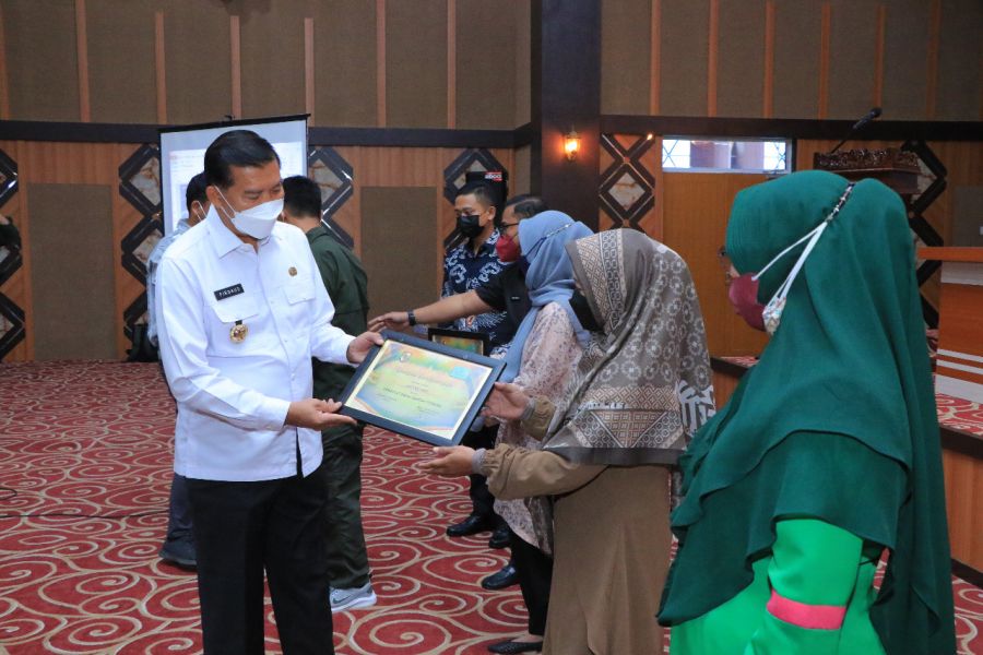 Wali Kota Berikan Penghargaan Bagi Kelompok dan Kader Unit Bank Sampah