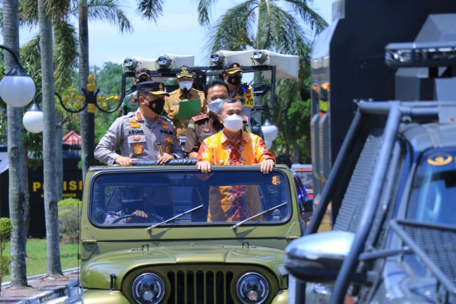 Wali Kota dan Gubri Lakukan Penyemprotan Disinfektan di Pasar Bawah